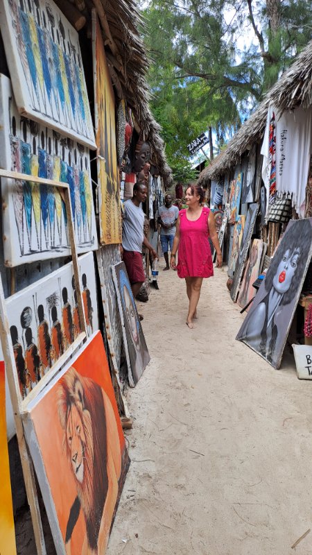 Kendwa plaža na Zanzibaru sa belim peskom, palmama i velikim krošnjama koje prave hlad